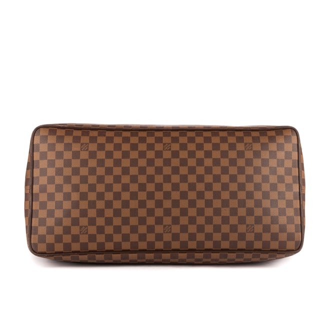 Louis Vuitton Bolsas Greenwich GM Bolsa de viaje en Marrón Lona recubierta y Latón dorado hardware. El producto está en en Perfectas Condiciones (AA).
  Dimensiones: 54.5x23x26.5 cm 
  Accesorios incluidos: Dustbag, Luggage Tag
    
  BrandCo Paris encuentra artículos raros y en las mejores condiciones a precios increíbles. ¡Vale la pena tener paciencia! Compra con confianza: todos los artículos de BrandCo Paris son seleccionados y autenticados cuidadosamente por nuestro equipo de expertos.
  Todos los artículos vienen con un certificado de autenticidad y un embalaje entregado por BrandCo Paris.
  Tabla de clasificación de la condición del artículo
  N (como nuevo)
  AA (perfecto estado)
  A (excelente estado)
  AB (muy buen estado)
  B (bueno/regular)