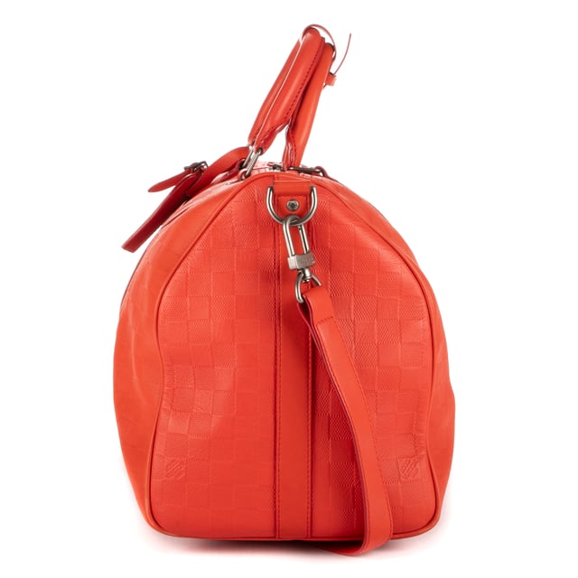 Louis Vuitton Bolsas Keepall Bandouliere 45 Bolsa de viaje en Naranja Piel de becerro y Plata hardware. El producto está en en Excelentes Condiciones (A).
  Dimensiones: 45x27x20 cm 
  Accesorios incluidos: Strap, Cadenas, Keys, Luggage Tag, Handle Strap
    Condición Notes: Initials M.J.Y on luggage tag
  BrandCo Paris encuentra artículos raros y en las mejores condiciones a precios increíbles. ¡Vale la pena tener paciencia! Compra con confianza: todos los artículos de BrandCo Paris son seleccionados y autenticados cuidadosamente por nuestro equipo de expertos.
  Todos los artículos vienen con un certificado de autenticidad y un embalaje entregado por BrandCo Paris.
  Tabla de clasificación de la condición del artículo
  N (como nuevo)
  AA (perfecto estado)
  A (excelente estado)
  AB (muy buen estado)
  B (bueno/regular)