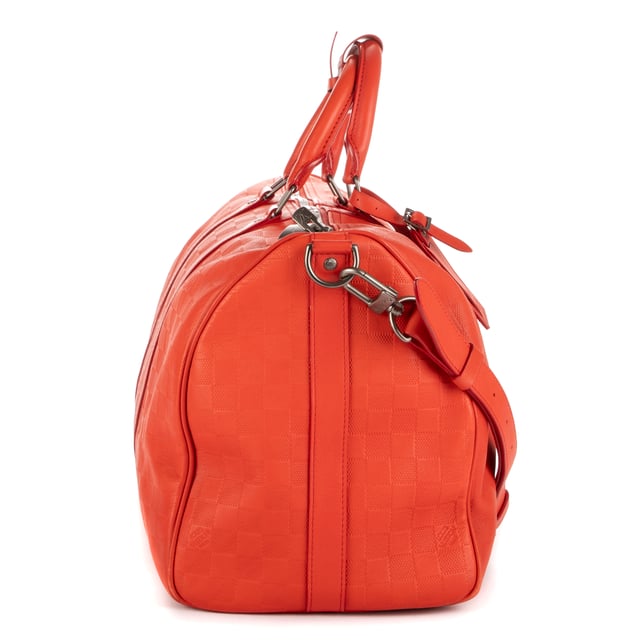 Louis Vuitton Bolsas Keepall Bandouliere 45 Bolsa de viaje en Naranja Piel de becerro y Plata hardware. El producto está en en Excelentes Condiciones (A).
  Dimensiones: 45x27x20 cm 
  Accesorios incluidos: Strap, Cadenas, Keys, Luggage Tag, Handle Strap
    Condición Notes: Initials M.J.Y on luggage tag
  BrandCo Paris encuentra artículos raros y en las mejores condiciones a precios increíbles. ¡Vale la pena tener paciencia! Compra con confianza: todos los artículos de BrandCo Paris son seleccionados y autenticados cuidadosamente por nuestro equipo de expertos.
  Todos los artículos vienen con un certificado de autenticidad y un embalaje entregado por BrandCo Paris.
  Tabla de clasificación de la condición del artículo
  N (como nuevo)
  AA (perfecto estado)
  A (excelente estado)
  AB (muy buen estado)
  B (bueno/regular)