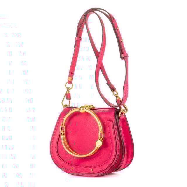 Chloe Bolsas Small Nile Chain Bag  Bolso en Rosa Piel de becerro y Oro hardware. El producto está en en Excelentes Condiciones (A).
  Dimensiones: 15x15x5 cm 
  Accesorios incluidos: Strap
    
  BrandCo Paris encuentra artículos raros y en las mejores condiciones a precios increíbles. ¡Vale la pena tener paciencia! Compra con confianza: todos los artículos de BrandCo Paris son seleccionados y autenticados cuidadosamente por nuestro equipo de expertos.
  Todos los artículos vienen con un certificado de autenticidad y un embalaje entregado por BrandCo Paris.
  Tabla de clasificación de la condición del artículo
  N (como nuevo)
  AA (perfecto estado)
  A (excelente estado)
  AB (muy buen estado)
  B (bueno/regular)