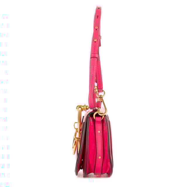 Chloe Bolsas Small Nile Chain Bag  Bolso en Rosa Piel de becerro y Oro hardware. El producto está en en Excelentes Condiciones (A).
  Dimensiones: 15x15x5 cm 
  Accesorios incluidos: Strap
    
  BrandCo Paris encuentra artículos raros y en las mejores condiciones a precios increíbles. ¡Vale la pena tener paciencia! Compra con confianza: todos los artículos de BrandCo Paris son seleccionados y autenticados cuidadosamente por nuestro equipo de expertos.
  Todos los artículos vienen con un certificado de autenticidad y un embalaje entregado por BrandCo Paris.
  Tabla de clasificación de la condición del artículo
  N (como nuevo)
  AA (perfecto estado)
  A (excelente estado)
  AB (muy buen estado)
  B (bueno/regular)