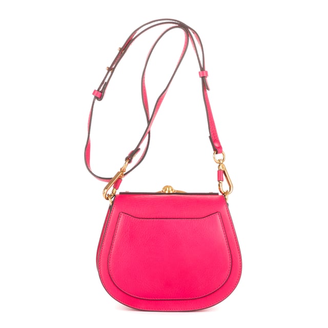 Chloe Bolsas Small Nile Chain Bag  Bolso en Rosa Piel de becerro y Oro hardware. El producto está en en Excelentes Condiciones (A).
  Dimensiones: 15x15x5 cm 
  Accesorios incluidos: Strap
    
  BrandCo Paris encuentra artículos raros y en las mejores condiciones a precios increíbles. ¡Vale la pena tener paciencia! Compra con confianza: todos los artículos de BrandCo Paris son seleccionados y autenticados cuidadosamente por nuestro equipo de expertos.
  Todos los artículos vienen con un certificado de autenticidad y un embalaje entregado por BrandCo Paris.
  Tabla de clasificación de la condición del artículo
  N (como nuevo)
  AA (perfecto estado)
  A (excelente estado)
  AB (muy buen estado)
  B (bueno/regular)