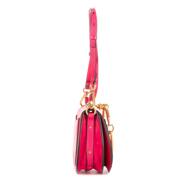 Chloe Bolsas Small Nile Chain Bag  Bolso en Rosa Piel de becerro y Oro hardware. El producto está en en Excelentes Condiciones (A).
  Dimensiones: 15x15x5 cm 
  Accesorios incluidos: Strap
    
  BrandCo Paris encuentra artículos raros y en las mejores condiciones a precios increíbles. ¡Vale la pena tener paciencia! Compra con confianza: todos los artículos de BrandCo Paris son seleccionados y autenticados cuidadosamente por nuestro equipo de expertos.
  Todos los artículos vienen con un certificado de autenticidad y un embalaje entregado por BrandCo Paris.
  Tabla de clasificación de la condición del artículo
  N (como nuevo)
  AA (perfecto estado)
  A (excelente estado)
  AB (muy buen estado)
  B (bueno/regular)
