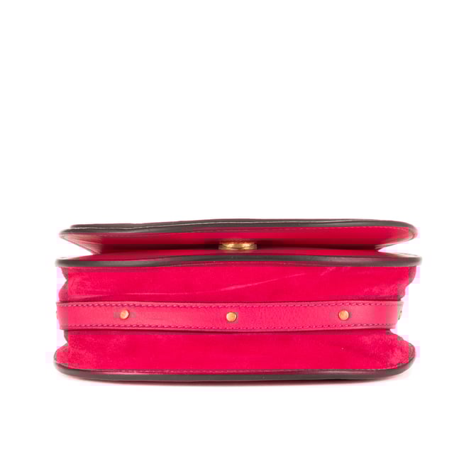 Chloe Bolsas Small Nile Chain Bag  Bolso en Rosa Piel de becerro y Oro hardware. El producto está en en Excelentes Condiciones (A).
  Dimensiones: 15x15x5 cm 
  Accesorios incluidos: Strap
    
  BrandCo Paris encuentra artículos raros y en las mejores condiciones a precios increíbles. ¡Vale la pena tener paciencia! Compra con confianza: todos los artículos de BrandCo Paris son seleccionados y autenticados cuidadosamente por nuestro equipo de expertos.
  Todos los artículos vienen con un certificado de autenticidad y un embalaje entregado por BrandCo Paris.
  Tabla de clasificación de la condición del artículo
  N (como nuevo)
  AA (perfecto estado)
  A (excelente estado)
  AB (muy buen estado)
  B (bueno/regular)