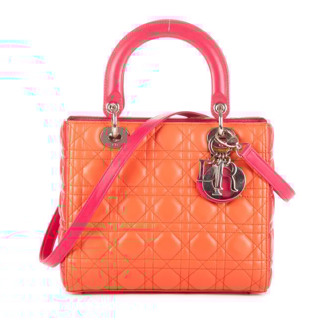 Dior Bolsas Medium Lady Dior Zip PM Bolso en Naranja/Rojo/Rosa Piel de becerro y SiLouis Vuittoner hardware. El producto está en en Excelentes Condiciones (A).
  Dimensiones: 24x21x12 cm 
  Accesorios incluidos: "Strap, Card"
    Condición NOTES: Lightly Worn in the corners and penmarks on the red side
  BrandCo Paris encuentra artículos raros y en las mejores condiciones a precios increíbles. ¡Vale la pena tener paciencia! Compra con confianza: todos los artículos de BrandCo Paris son seleccionados y autenticados cuidadosamente por nuestro equipo de expertos.
  Todos los artículos vienen con un certificado de autenticidad y un embalaje entregado por BrandCo Paris.
  Tabla de clasificación de la condición del artículo
  N (como nuevo)
  AA (perfecto estado)
  A (excelente estado)
  AB (muy buen estado)
  B (bueno/regular)