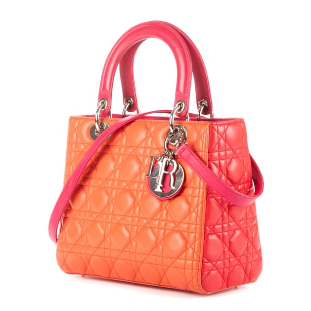 Dior Bolsas Medium Lady Dior Zip PM Bolso en Naranja/Rojo/Rosa Piel de becerro y SiLouis Vuittoner hardware. El producto está en en Excelentes Condiciones (A).
  Dimensiones: 24x21x12 cm 
  Accesorios incluidos: "Strap, Card"
    Condición NOTES: Lightly Worn in the corners and penmarks on the red side
  BrandCo Paris encuentra artículos raros y en las mejores condiciones a precios increíbles. ¡Vale la pena tener paciencia! Compra con confianza: todos los artículos de BrandCo Paris son seleccionados y autenticados cuidadosamente por nuestro equipo de expertos.
  Todos los artículos vienen con un certificado de autenticidad y un embalaje entregado por BrandCo Paris.
  Tabla de clasificación de la condición del artículo
  N (como nuevo)
  AA (perfecto estado)
  A (excelente estado)
  AB (muy buen estado)
  B (bueno/regular)