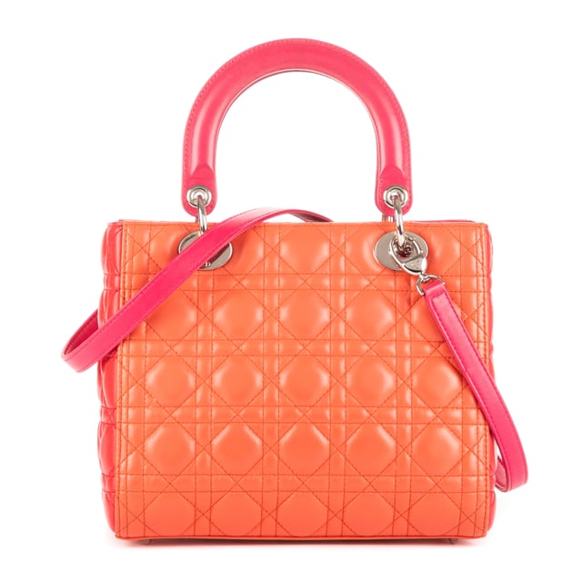 Dior Bolsas Medium Lady Dior Zip PM Bolso en Naranja/Rojo/Rosa Piel de becerro y SiLouis Vuittoner hardware. El producto está en en Excelentes Condiciones (A).
  Dimensiones: 24x21x12 cm 
  Accesorios incluidos: "Strap, Card"
    Condición NOTES: Lightly Worn in the corners and penmarks on the red side
  BrandCo Paris encuentra artículos raros y en las mejores condiciones a precios increíbles. ¡Vale la pena tener paciencia! Compra con confianza: todos los artículos de BrandCo Paris son seleccionados y autenticados cuidadosamente por nuestro equipo de expertos.
  Todos los artículos vienen con un certificado de autenticidad y un embalaje entregado por BrandCo Paris.
  Tabla de clasificación de la condición del artículo
  N (como nuevo)
  AA (perfecto estado)
  A (excelente estado)
  AB (muy buen estado)
  B (bueno/regular)