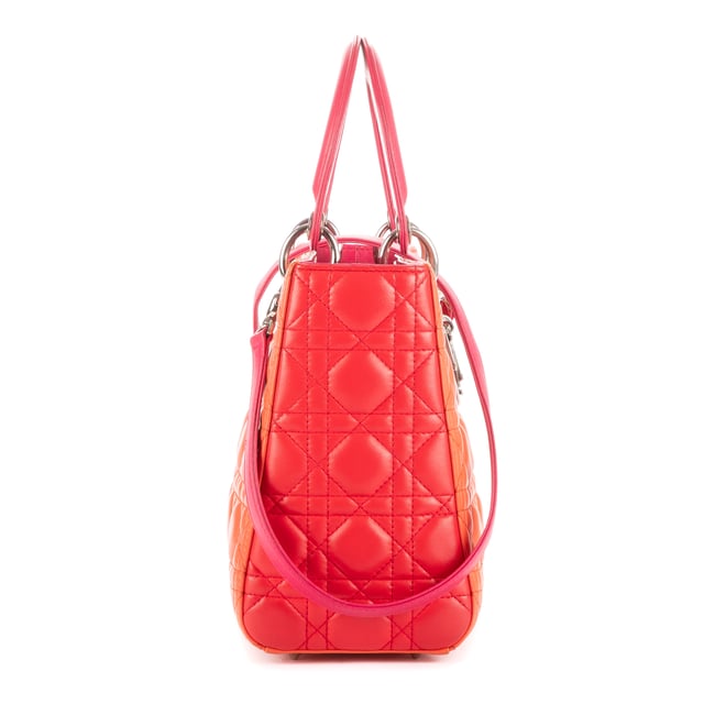 Dior Bolsas Medium Lady Dior Zip PM Bolso en Naranja/Rojo/Rosa Piel de becerro y SiLouis Vuittoner hardware. El producto está en en Excelentes Condiciones (A).
  Dimensiones: 24x21x12 cm 
  Accesorios incluidos: "Strap, Card"
    Condición NOTES: Lightly Worn in the corners and penmarks on the red side
  BrandCo Paris encuentra artículos raros y en las mejores condiciones a precios increíbles. ¡Vale la pena tener paciencia! Compra con confianza: todos los artículos de BrandCo Paris son seleccionados y autenticados cuidadosamente por nuestro equipo de expertos.
  Todos los artículos vienen con un certificado de autenticidad y un embalaje entregado por BrandCo Paris.
  Tabla de clasificación de la condición del artículo
  N (como nuevo)
  AA (perfecto estado)
  A (excelente estado)
  AB (muy buen estado)
  B (bueno/regular)