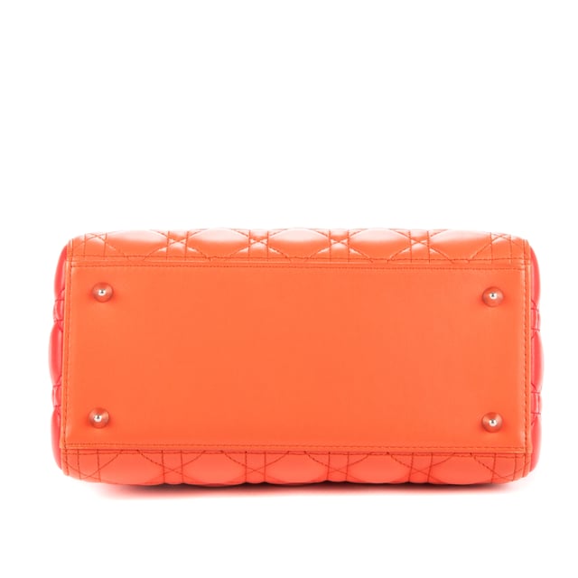 Dior Bolsas Medium Lady Dior Zip PM Bolso en Naranja/Rojo/Rosa Piel de becerro y SiLouis Vuittoner hardware. El producto está en en Excelentes Condiciones (A).
  Dimensiones: 24x21x12 cm 
  Accesorios incluidos: "Strap, Card"
    Condición NOTES: Lightly Worn in the corners and penmarks on the red side
  BrandCo Paris encuentra artículos raros y en las mejores condiciones a precios increíbles. ¡Vale la pena tener paciencia! Compra con confianza: todos los artículos de BrandCo Paris son seleccionados y autenticados cuidadosamente por nuestro equipo de expertos.
  Todos los artículos vienen con un certificado de autenticidad y un embalaje entregado por BrandCo Paris.
  Tabla de clasificación de la condición del artículo
  N (como nuevo)
  AA (perfecto estado)
  A (excelente estado)
  AB (muy buen estado)
  B (bueno/regular)