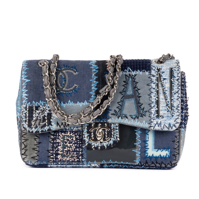 Chanel Bolsas Ltd. Ed. Patchwork Classic Jumbo Flap 30 Bolso bandolera en Azul denim Lienzo y Plata hardware. El producto está en en Perfectas Condiciones (AA).
  Dimensiones: 30x20x10 cm 
  Accesorios incluidos: "Sticker, Card, Dustbag, Box"
    
  BrandCo Paris encuentra artículos raros y en las mejores condiciones a precios increíbles. ¡Vale la pena tener paciencia! Compra con confianza: todos los artículos de BrandCo Paris son seleccionados y autenticados cuidadosamente por nuestro equipo de expertos.
  Todos los artículos vienen con un certificado de autenticidad y un embalaje entregado por BrandCo Paris.
  Tabla de clasificación de la condición del artículo
  N (como nuevo)
  AA (perfecto estado)
  A (excelente estado)
  AB (muy buen estado)
  B (bueno/regular)