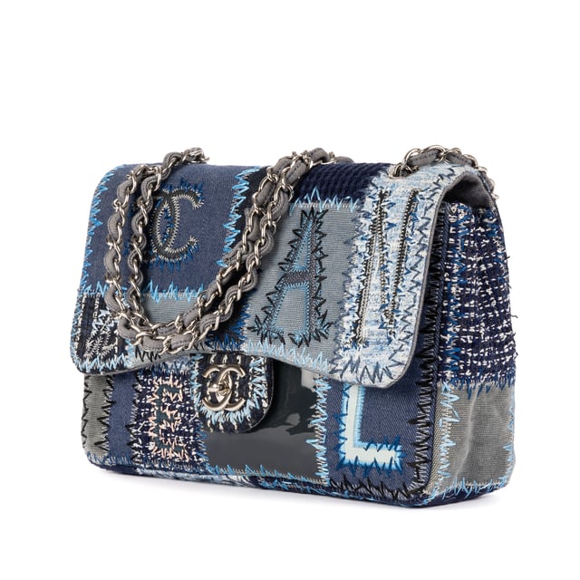 Chanel Bolsas Ltd. Ed. Patchwork Classic Jumbo Flap 30 Bolso bandolera en Azul denim Lienzo y Plata hardware. El producto está en en Perfectas Condiciones (AA).
  Dimensiones: 30x20x10 cm 
  Accesorios incluidos: "Sticker, Card, Dustbag, Box"
    
  BrandCo Paris encuentra artículos raros y en las mejores condiciones a precios increíbles. ¡Vale la pena tener paciencia! Compra con confianza: todos los artículos de BrandCo Paris son seleccionados y autenticados cuidadosamente por nuestro equipo de expertos.
  Todos los artículos vienen con un certificado de autenticidad y un embalaje entregado por BrandCo Paris.
  Tabla de clasificación de la condición del artículo
  N (como nuevo)
  AA (perfecto estado)
  A (excelente estado)
  AB (muy buen estado)
  B (bueno/regular)
