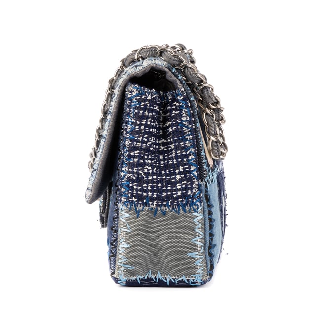 Chanel Bolsas Ltd. Ed. Patchwork Classic Jumbo Flap 30 Bolso bandolera en Azul denim Lienzo y Plata hardware. El producto está en en Perfectas Condiciones (AA).
  Dimensiones: 30x20x10 cm 
  Accesorios incluidos: "Sticker, Card, Dustbag, Box"
    
  BrandCo Paris encuentra artículos raros y en las mejores condiciones a precios increíbles. ¡Vale la pena tener paciencia! Compra con confianza: todos los artículos de BrandCo Paris son seleccionados y autenticados cuidadosamente por nuestro equipo de expertos.
  Todos los artículos vienen con un certificado de autenticidad y un embalaje entregado por BrandCo Paris.
  Tabla de clasificación de la condición del artículo
  N (como nuevo)
  AA (perfecto estado)
  A (excelente estado)
  AB (muy buen estado)
  B (bueno/regular)