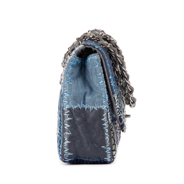 Chanel Bolsas Ltd. Ed. Patchwork Classic Jumbo Flap 30 Bolso bandolera en Azul denim Lienzo y Plata hardware. El producto está en en Perfectas Condiciones (AA).
  Dimensiones: 30x20x10 cm 
  Accesorios incluidos: "Sticker, Card, Dustbag, Box"
    
  BrandCo Paris encuentra artículos raros y en las mejores condiciones a precios increíbles. ¡Vale la pena tener paciencia! Compra con confianza: todos los artículos de BrandCo Paris son seleccionados y autenticados cuidadosamente por nuestro equipo de expertos.
  Todos los artículos vienen con un certificado de autenticidad y un embalaje entregado por BrandCo Paris.
  Tabla de clasificación de la condición del artículo
  N (como nuevo)
  AA (perfecto estado)
  A (excelente estado)
  AB (muy buen estado)
  B (bueno/regular)