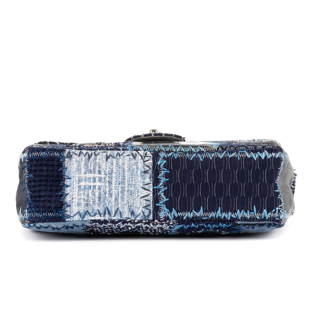 Chanel Bolsas Ltd. Ed. Patchwork Classic Jumbo Flap 30 Bolso bandolera en Azul denim Lienzo y Plata hardware. El producto está en en Perfectas Condiciones (AA).
  Dimensiones: 30x20x10 cm 
  Accesorios incluidos: "Sticker, Card, Dustbag, Box"
    
  BrandCo Paris encuentra artículos raros y en las mejores condiciones a precios increíbles. ¡Vale la pena tener paciencia! Compra con confianza: todos los artículos de BrandCo Paris son seleccionados y autenticados cuidadosamente por nuestro equipo de expertos.
  Todos los artículos vienen con un certificado de autenticidad y un embalaje entregado por BrandCo Paris.
  Tabla de clasificación de la condición del artículo
  N (como nuevo)
  AA (perfecto estado)
  A (excelente estado)
  AB (muy buen estado)
  B (bueno/regular)
