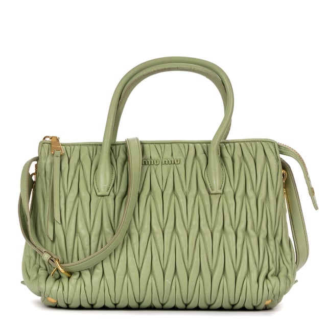 Miu Miu Taschen Crossbody Tote  Umhängetasche und Hellgrün Kalbsleder und Gold hardware. Das Produkt ist auf In Zeer Goede Staat (AB).
  Abmessungen: 31x22x15 cm 
  Zubehör inklusive: Strap
  
  BrandCo Paris hat seltene Artikel und die besten Konditionen zu unglaublichen Preisen vorgestellt. ¡Vale la pena tener paciencia! Kaufen Sie mit Vertrauen: Alle Artikel von BrandCo Paris sind von unserem Expertenteam ausgewählt und authentisch.
  Alle Artikel enthalten ein Echtheitszertifikat und wurden von BrandCo Paris übernommen.
  Tabelle zur Klassifizierung des Artikelzustands
  N (wie neu)
  AA (perfekter Zustand)
  A (ausgezeichneter Zustand)
  AB (sehr guter Zustand)
  B (gut/mittelmäßig)