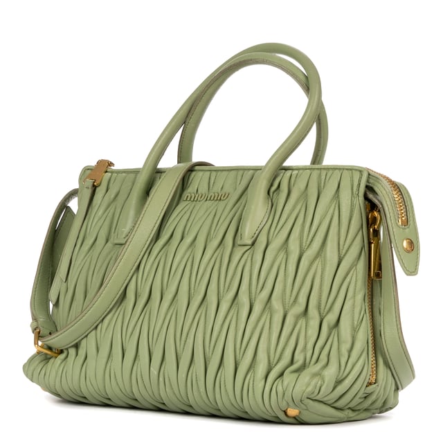 Miu Miu Taschen Crossbody Tote  Umhängetasche und Hellgrün Kalbsleder und Gold hardware. Das Produkt ist auf In Zeer Goede Staat (AB).
  Abmessungen: 31x22x15 cm 
  Zubehör inklusive: Strap
  
  BrandCo Paris hat seltene Artikel und die besten Konditionen zu unglaublichen Preisen vorgestellt. ¡Vale la pena tener paciencia! Kaufen Sie mit Vertrauen: Alle Artikel von BrandCo Paris sind von unserem Expertenteam ausgewählt und authentisch.
  Alle Artikel enthalten ein Echtheitszertifikat und wurden von BrandCo Paris übernommen.
  Tabelle zur Klassifizierung des Artikelzustands
  N (wie neu)
  AA (perfekter Zustand)
  A (ausgezeichneter Zustand)
  AB (sehr guter Zustand)
  B (gut/mittelmäßig)