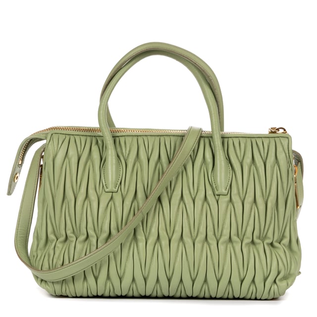 Miu Miu Taschen Crossbody Tote  Umhängetasche und Hellgrün Kalbsleder und Gold hardware. Das Produkt ist auf In Zeer Goede Staat (AB).
  Abmessungen: 31x22x15 cm 
  Zubehör inklusive: Strap
  
  BrandCo Paris hat seltene Artikel und die besten Konditionen zu unglaublichen Preisen vorgestellt. ¡Vale la pena tener paciencia! Kaufen Sie mit Vertrauen: Alle Artikel von BrandCo Paris sind von unserem Expertenteam ausgewählt und authentisch.
  Alle Artikel enthalten ein Echtheitszertifikat und wurden von BrandCo Paris übernommen.
  Tabelle zur Klassifizierung des Artikelzustands
  N (wie neu)
  AA (perfekter Zustand)
  A (ausgezeichneter Zustand)
  AB (sehr guter Zustand)
  B (gut/mittelmäßig)
