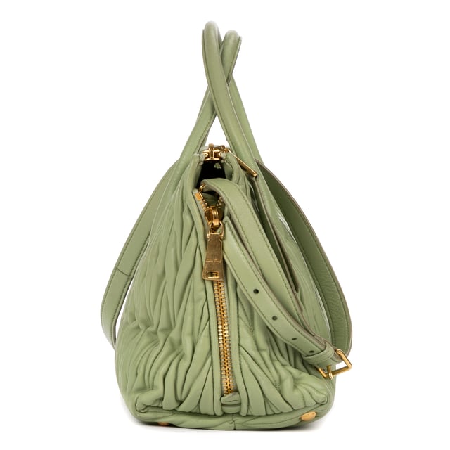 Miu Miu Taschen Crossbody Tote  Umhängetasche und Hellgrün Kalbsleder und Gold hardware. Das Produkt ist auf In Zeer Goede Staat (AB).
  Abmessungen: 31x22x15 cm 
  Zubehör inklusive: Strap
  
  BrandCo Paris hat seltene Artikel und die besten Konditionen zu unglaublichen Preisen vorgestellt. ¡Vale la pena tener paciencia! Kaufen Sie mit Vertrauen: Alle Artikel von BrandCo Paris sind von unserem Expertenteam ausgewählt und authentisch.
  Alle Artikel enthalten ein Echtheitszertifikat und wurden von BrandCo Paris übernommen.
  Tabelle zur Klassifizierung des Artikelzustands
  N (wie neu)
  AA (perfekter Zustand)
  A (ausgezeichneter Zustand)
  AB (sehr guter Zustand)
  B (gut/mittelmäßig)
