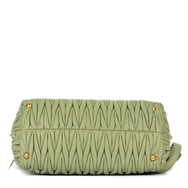 Miu Miu Taschen Crossbody Tote  Umhängetasche und Hellgrün Kalbsleder und Gold hardware. Das Produkt ist auf In Zeer Goede Staat (AB).
  Abmessungen: 31x22x15 cm 
  Zubehör inklusive: Strap
  
  BrandCo Paris hat seltene Artikel und die besten Konditionen zu unglaublichen Preisen vorgestellt. ¡Vale la pena tener paciencia! Kaufen Sie mit Vertrauen: Alle Artikel von BrandCo Paris sind von unserem Expertenteam ausgewählt und authentisch.
  Alle Artikel enthalten ein Echtheitszertifikat und wurden von BrandCo Paris übernommen.
  Tabelle zur Klassifizierung des Artikelzustands
  N (wie neu)
  AA (perfekter Zustand)
  A (ausgezeichneter Zustand)
  AB (sehr guter Zustand)
  B (gut/mittelmäßig)