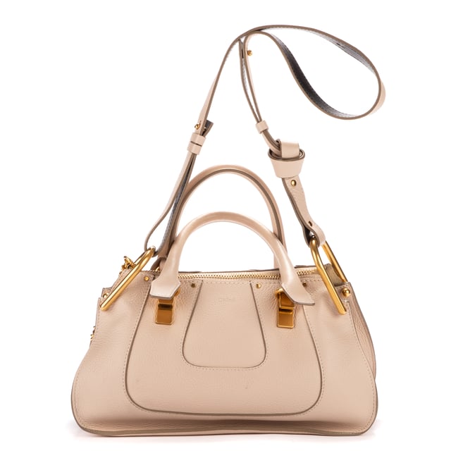 Chloe Bolsas Hayley Bag  Bolso bandolera en Marfil Piel de becerro y Oro hardware. El producto está en en Excelentes Condiciones (A).
  Dimensiones: 28x18x10 cm 
  Accesorios incluidos: Dustbag
    
  BrandCo Paris encuentra artículos raros y en las mejores condiciones a precios increíbles. ¡Vale la pena tener paciencia! Compra con confianza: todos los artículos de BrandCo Paris son seleccionados y autenticados cuidadosamente por nuestro equipo de expertos.
  Todos los artículos vienen con un certificado de autenticidad y un embalaje entregado por BrandCo Paris.
  Tabla de clasificación de la condición del artículo
  N (como nuevo)
  AA (perfecto estado)
  A (excelente estado)
  AB (muy buen estado)
  B (bueno/regular)