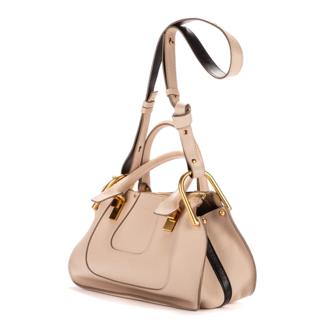 Chloe Bolsas Hayley Bag  Bolso bandolera en Marfil Piel de becerro y Oro hardware. El producto está en en Excelentes Condiciones (A).
  Dimensiones: 28x18x10 cm 
  Accesorios incluidos: Dustbag
    
  BrandCo Paris encuentra artículos raros y en las mejores condiciones a precios increíbles. ¡Vale la pena tener paciencia! Compra con confianza: todos los artículos de BrandCo Paris son seleccionados y autenticados cuidadosamente por nuestro equipo de expertos.
  Todos los artículos vienen con un certificado de autenticidad y un embalaje entregado por BrandCo Paris.
  Tabla de clasificación de la condición del artículo
  N (como nuevo)
  AA (perfecto estado)
  A (excelente estado)
  AB (muy buen estado)
  B (bueno/regular)
