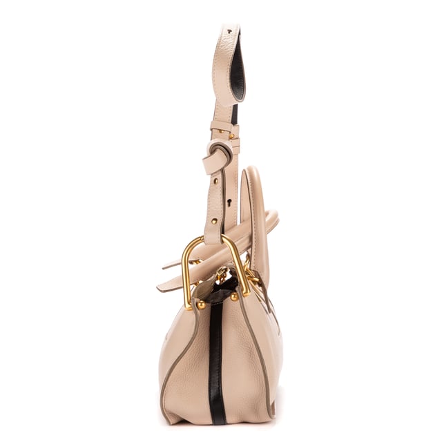 Chloe Bolsas Hayley Bag  Bolso bandolera en Marfil Piel de becerro y Oro hardware. El producto está en en Excelentes Condiciones (A).
  Dimensiones: 28x18x10 cm 
  Accesorios incluidos: Dustbag
    
  BrandCo Paris encuentra artículos raros y en las mejores condiciones a precios increíbles. ¡Vale la pena tener paciencia! Compra con confianza: todos los artículos de BrandCo Paris son seleccionados y autenticados cuidadosamente por nuestro equipo de expertos.
  Todos los artículos vienen con un certificado de autenticidad y un embalaje entregado por BrandCo Paris.
  Tabla de clasificación de la condición del artículo
  N (como nuevo)
  AA (perfecto estado)
  A (excelente estado)
  AB (muy buen estado)
  B (bueno/regular)