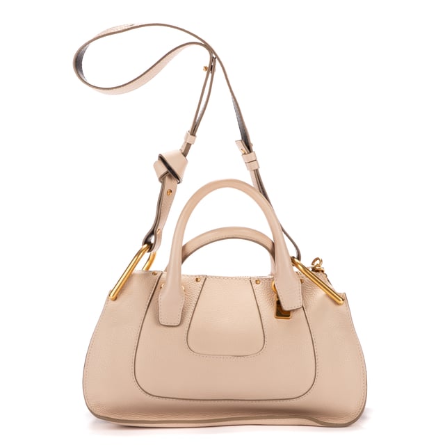 Chloe Bolsas Hayley Bag  Bolso bandolera en Marfil Piel de becerro y Oro hardware. El producto está en en Excelentes Condiciones (A).
  Dimensiones: 28x18x10 cm 
  Accesorios incluidos: Dustbag
    
  BrandCo Paris encuentra artículos raros y en las mejores condiciones a precios increíbles. ¡Vale la pena tener paciencia! Compra con confianza: todos los artículos de BrandCo Paris son seleccionados y autenticados cuidadosamente por nuestro equipo de expertos.
  Todos los artículos vienen con un certificado de autenticidad y un embalaje entregado por BrandCo Paris.
  Tabla de clasificación de la condición del artículo
  N (como nuevo)
  AA (perfecto estado)
  A (excelente estado)
  AB (muy buen estado)
  B (bueno/regular)