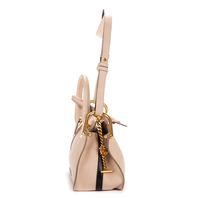 Chloe Bolsas Hayley Bag  Bolso bandolera en Marfil Piel de becerro y Oro hardware. El producto está en en Excelentes Condiciones (A).
  Dimensiones: 28x18x10 cm 
  Accesorios incluidos: Dustbag
    
  BrandCo Paris encuentra artículos raros y en las mejores condiciones a precios increíbles. ¡Vale la pena tener paciencia! Compra con confianza: todos los artículos de BrandCo Paris son seleccionados y autenticados cuidadosamente por nuestro equipo de expertos.
  Todos los artículos vienen con un certificado de autenticidad y un embalaje entregado por BrandCo Paris.
  Tabla de clasificación de la condición del artículo
  N (como nuevo)
  AA (perfecto estado)
  A (excelente estado)
  AB (muy buen estado)
  B (bueno/regular)