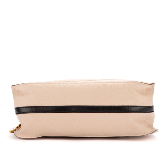 Chloe Bolsas Hayley Bag  Bolso bandolera en Marfil Piel de becerro y Oro hardware. El producto está en en Excelentes Condiciones (A).
  Dimensiones: 28x18x10 cm 
  Accesorios incluidos: Dustbag
    
  BrandCo Paris encuentra artículos raros y en las mejores condiciones a precios increíbles. ¡Vale la pena tener paciencia! Compra con confianza: todos los artículos de BrandCo Paris son seleccionados y autenticados cuidadosamente por nuestro equipo de expertos.
  Todos los artículos vienen con un certificado de autenticidad y un embalaje entregado por BrandCo Paris.
  Tabla de clasificación de la condición del artículo
  N (como nuevo)
  AA (perfecto estado)
  A (excelente estado)
  AB (muy buen estado)
  B (bueno/regular)