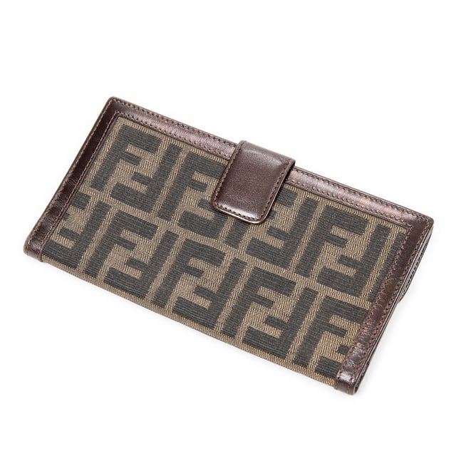 Fendi Accesorios Large Bifold Wallet  Cartera en Caqui/Marrón Oscuro Lienzo y Plata hardware. El producto está en en Excelentes Condiciones (A).
  18.5x10x1 cm 
  Accesorios incluidos: 
    
  BrandCo Paris encuentra artículos raros y en las mejores condiciones a precios increíbles. ¡Vale la pena tener paciencia! Compra con confianza: todos los artículos de BrandCo Paris son seleccionados y autenticados cuidadosamente por nuestro equipo de expertos.
  Todos los artículos vienen con un certificado de autenticidad y un embalaje entregado por BrandCo Paris.
  Tabla de clasificación de la condición del artículo
  N (como nuevo)
  AA (perfecto estado)
  A (excelente estado)
  AB (muy buen estado)
  B (bueno/regular)