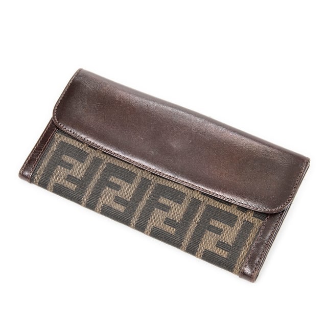 Fendi Accesorios Large Bifold Wallet  Cartera en Caqui/Marrón Oscuro Lienzo y Plata hardware. El producto está en en Excelentes Condiciones (A).
  18.5x10x1 cm 
  Accesorios incluidos: 
    
  BrandCo Paris encuentra artículos raros y en las mejores condiciones a precios increíbles. ¡Vale la pena tener paciencia! Compra con confianza: todos los artículos de BrandCo Paris son seleccionados y autenticados cuidadosamente por nuestro equipo de expertos.
  Todos los artículos vienen con un certificado de autenticidad y un embalaje entregado por BrandCo Paris.
  Tabla de clasificación de la condición del artículo
  N (como nuevo)
  AA (perfecto estado)
  A (excelente estado)
  AB (muy buen estado)
  B (bueno/regular)