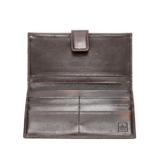Fendi Accesorios Large Bifold Wallet  Cartera en Caqui/Marrón Oscuro Lienzo y Plata hardware. El producto está en en Excelentes Condiciones (A).
  18.5x10x1 cm 
  Accesorios incluidos: 
    
  BrandCo Paris encuentra artículos raros y en las mejores condiciones a precios increíbles. ¡Vale la pena tener paciencia! Compra con confianza: todos los artículos de BrandCo Paris son seleccionados y autenticados cuidadosamente por nuestro equipo de expertos.
  Todos los artículos vienen con un certificado de autenticidad y un embalaje entregado por BrandCo Paris.
  Tabla de clasificación de la condición del artículo
  N (como nuevo)
  AA (perfecto estado)
  A (excelente estado)
  AB (muy buen estado)
  B (bueno/regular)