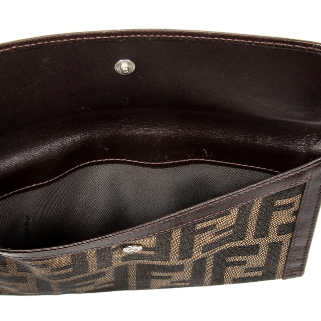 Fendi Accesorios Large Bifold Wallet  Cartera en Caqui/Marrón Oscuro Lienzo y Plata hardware. El producto está en en Excelentes Condiciones (A).
  18.5x10x1 cm 
  Accesorios incluidos: 
    
  BrandCo Paris encuentra artículos raros y en las mejores condiciones a precios increíbles. ¡Vale la pena tener paciencia! Compra con confianza: todos los artículos de BrandCo Paris son seleccionados y autenticados cuidadosamente por nuestro equipo de expertos.
  Todos los artículos vienen con un certificado de autenticidad y un embalaje entregado por BrandCo Paris.
  Tabla de clasificación de la condición del artículo
  N (como nuevo)
  AA (perfecto estado)
  A (excelente estado)
  AB (muy buen estado)
  B (bueno/regular)