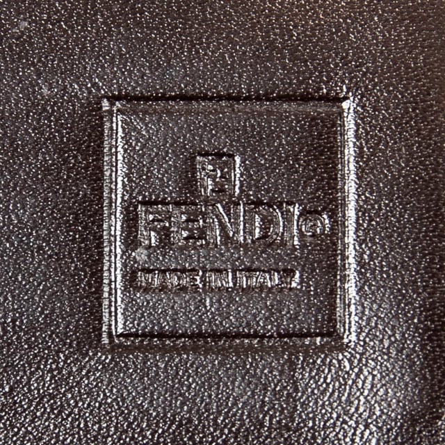 Fendi Accesorios Large Bifold Wallet  Cartera en Caqui/Marrón Oscuro Lienzo y Plata hardware. El producto está en en Excelentes Condiciones (A).
  18.5x10x1 cm 
  Accesorios incluidos: 
    
  BrandCo Paris encuentra artículos raros y en las mejores condiciones a precios increíbles. ¡Vale la pena tener paciencia! Compra con confianza: todos los artículos de BrandCo Paris son seleccionados y autenticados cuidadosamente por nuestro equipo de expertos.
  Todos los artículos vienen con un certificado de autenticidad y un embalaje entregado por BrandCo Paris.
  Tabla de clasificación de la condición del artículo
  N (como nuevo)
  AA (perfecto estado)
  A (excelente estado)
  AB (muy buen estado)
  B (bueno/regular)