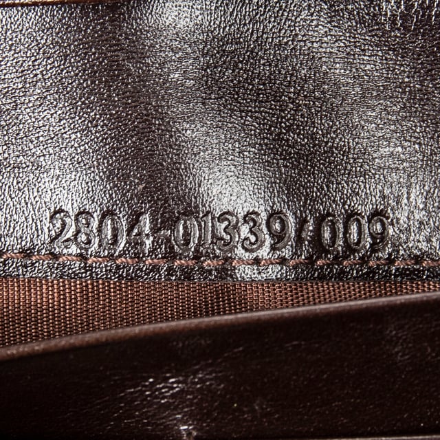 Fendi Accesorios Large Bifold Wallet  Cartera en Caqui/Marrón Oscuro Lienzo y Plata hardware. El producto está en en Excelentes Condiciones (A).
  18.5x10x1 cm 
  Accesorios incluidos: 
    
  BrandCo Paris encuentra artículos raros y en las mejores condiciones a precios increíbles. ¡Vale la pena tener paciencia! Compra con confianza: todos los artículos de BrandCo Paris son seleccionados y autenticados cuidadosamente por nuestro equipo de expertos.
  Todos los artículos vienen con un certificado de autenticidad y un embalaje entregado por BrandCo Paris.
  Tabla de clasificación de la condición del artículo
  N (como nuevo)
  AA (perfecto estado)
  A (excelente estado)
  AB (muy buen estado)
  B (bueno/regular)