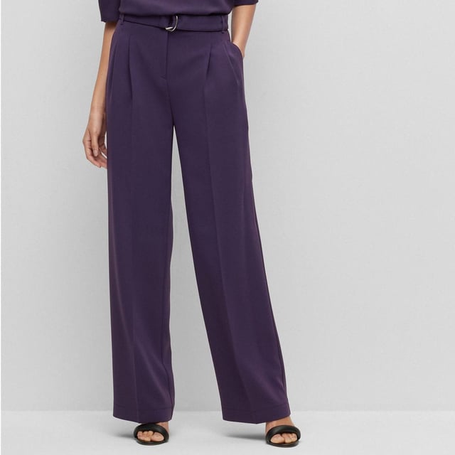 Dames BOSS Tapiana relaxed-fit broek van kreukherstellende Japanse crêpe in paars.Chique kreukherstellende broek van Japanse crêpe van BOSS Womenswear. Deze broek met wijde pijpen en riem heeft een relaxte pasvorm en een plooi aan de voorkant. Dit product is gemaakt met cellulosevezels die afkomstig zijn van natuurlijk ruw houtmateriaal en afkomstig zijn uit verantwoord beheerde bossen.- Gulp met rits en knoopsluiting.- Inclusief riem.- Hoge taille.- Wijde pijpen.- Plooi aan de voorkant.- Franse zakken aan de voorkant; paspelzak aan de achterkant.- Relaxed fit.- Kwaliteit: 69% Triacetaat 31% Polyester. Zakken: 100% Katoen.  Machinewasbaar.- Ref: 50479405-506