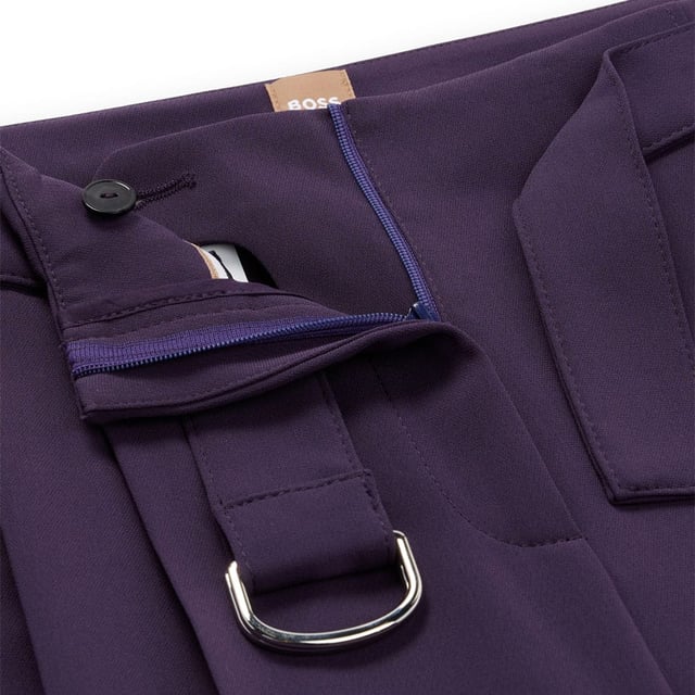 Dames BOSS Tapiana relaxed-fit broek van kreukherstellende Japanse crêpe in paars.Chique kreukherstellende broek van Japanse crêpe van BOSS Womenswear. Deze broek met wijde pijpen en riem heeft een relaxte pasvorm en een plooi aan de voorkant. Dit product is gemaakt met cellulosevezels die afkomstig zijn van natuurlijk ruw houtmateriaal en afkomstig zijn uit verantwoord beheerde bossen.- Gulp met rits en knoopsluiting.- Inclusief riem.- Hoge taille.- Wijde pijpen.- Plooi aan de voorkant.- Franse zakken aan de voorkant; paspelzak aan de achterkant.- Relaxed fit.- Kwaliteit: 69% Triacetaat 31% Polyester. Zakken: 100% Katoen.  Machinewasbaar.- Ref: 50479405-506