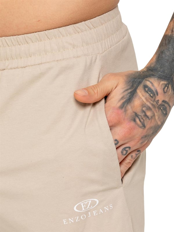 The Enzo Men's Gym Shorts are designed for performance and comfort. Featuring a regular fit, these shorts provide ease of movement while maintaining a stylish look. Made from stretch material with Lycra fabric, they offer flexibility and durability for intense workouts or casual wear. The Enzo Jeans printing on the right thigh adds a bold, athletic touch. Perfect for activewear, these shorts are ideal for the gym, running, or everyday training.(655)