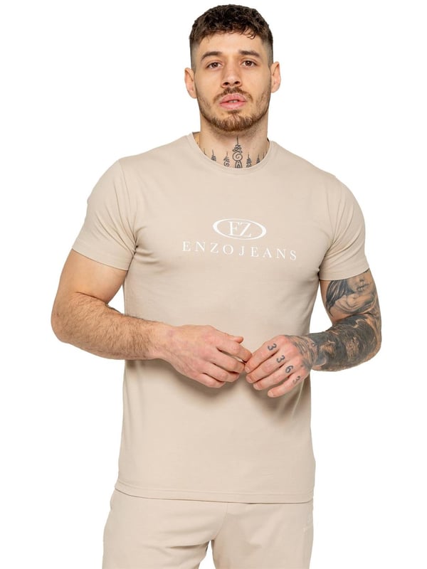 La camiseta de gimnasio para hombre de Enzo está diseñada tanto para comodidad como para estilo. Con un ajuste slim que se ajusta al cuerpo, esta camiseta ofrece un look moderno y estilizado. El cuello redondo acanalado añade durabilidad y un toque clásico, mientras que la audaz impresión de Enzo Jeans en el pecho realza su estilo atlético. Fabricada con tela de lycra, el material ofrece un ajuste elástico, asegurando máxima flexibilidad y libertad de movimiento. Perfecta para cualquier estilo de vida activo, las mangas cortas y el diseño ligero te mantienen fresco y cómodo.
