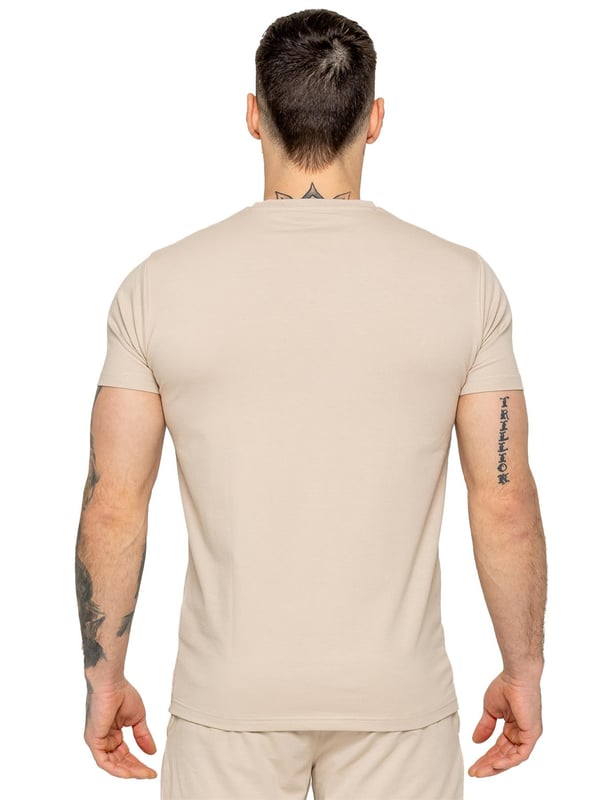 La camiseta de gimnasio para hombre de Enzo está diseñada tanto para comodidad como para estilo. Con un ajuste slim que se ajusta al cuerpo, esta camiseta ofrece un look moderno y estilizado. El cuello redondo acanalado añade durabilidad y un toque clásico, mientras que la audaz impresión de Enzo Jeans en el pecho realza su estilo atlético. Fabricada con tela de lycra, el material ofrece un ajuste elástico, asegurando máxima flexibilidad y libertad de movimiento. Perfecta para cualquier estilo de vida activo, las mangas cortas y el diseño ligero te mantienen fresco y cómodo.