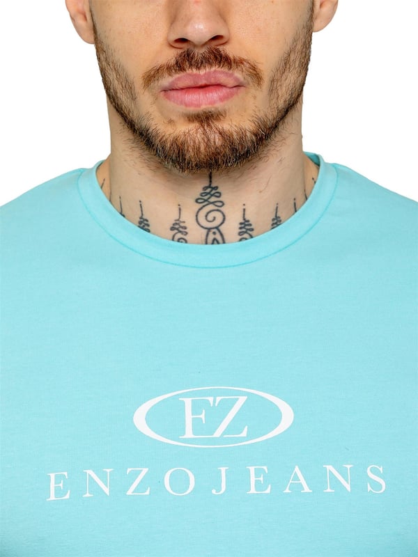 The Enzo Men's Gym T-shirt is designed for both comfort and style. Featuring a slim fit that contours to the body, this shirt provides a sleek, modern look. The ribbed crew neck adds durability and a touch of classic appeal, while the bold Enzo Jeans printing on the chest enhances its athletic edge. Crafted from lycra fabric, the material offers a stretch fit, ensuring maximum flexibility and movement. Perfect for any active lifestyle, the short sleeves and lightweight design keep you cool and comfortable.(653)