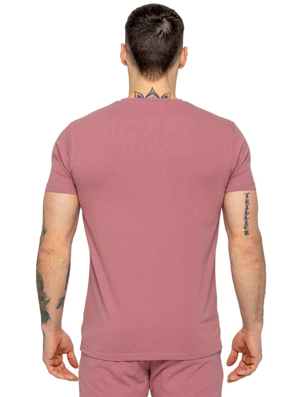 The Enzo Men's Gym T-shirt is designed for both comfort and style. Featuring a slim fit that contours to the body, this shirt provides a sleek, modern look. The ribbed crew neck adds durability and a touch of classic appeal, while the bold Enzo Jeans printing on the chest enhances its athletic edge. Crafted from lycra fabric, the material offers a stretch fit, ensuring maximum flexibility and movement. Perfect for any active lifestyle, the short sleeves and lightweight design keep you cool and comfortable.(653)