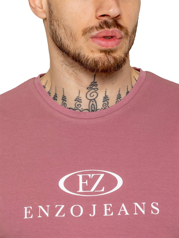 The Enzo Men's Gym T-shirt is designed for both comfort and style. Featuring a slim fit that contours to the body, this shirt provides a sleek, modern look. The ribbed crew neck adds durability and a touch of classic appeal, while the bold Enzo Jeans printing on the chest enhances its athletic edge. Crafted from lycra fabric, the material offers a stretch fit, ensuring maximum flexibility and movement. Perfect for any active lifestyle, the short sleeves and lightweight design keep you cool and comfortable.(653)