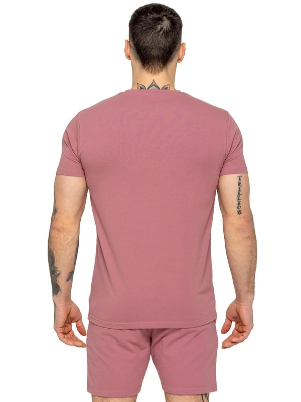 The Enzo Men's Gym T-shirt is designed for both comfort and style. Featuring a slim fit that contours to the body, this shirt provides a sleek, modern look. The ribbed crew neck adds durability and a touch of classic appeal, while the bold Enzo Jeans printing on the chest enhances its athletic edge. Crafted from lycra fabric, the material offers a stretch fit, ensuring maximum flexibility and movement. Perfect for any active lifestyle, the short sleeves and lightweight design keep you cool and comfortable.(653)
