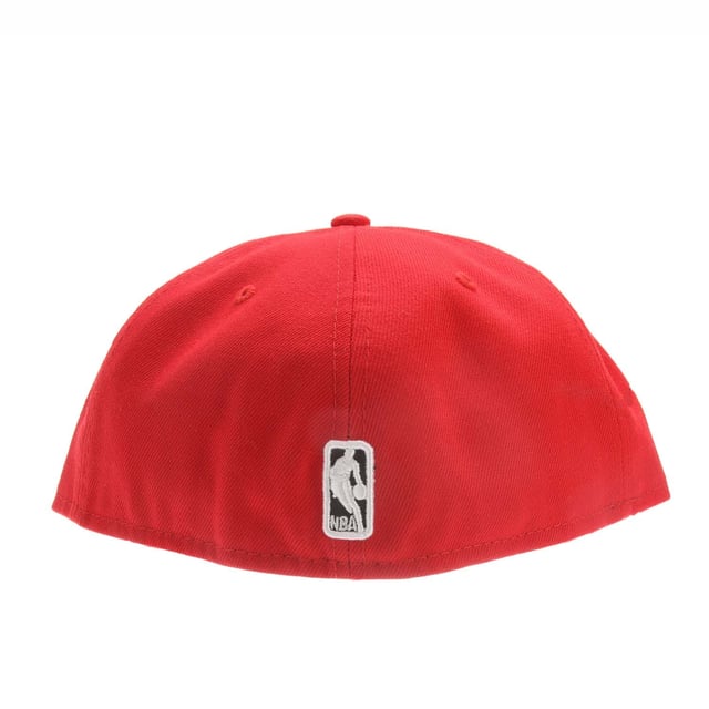 New Era Chicago Bulls NBA 59FIFTY Basic Cap.- Flat visor.- Circuit without regulation.- Embroidered eyelets.- Manufacturer's logo.- 100% Polyester. Ref: 10861624.