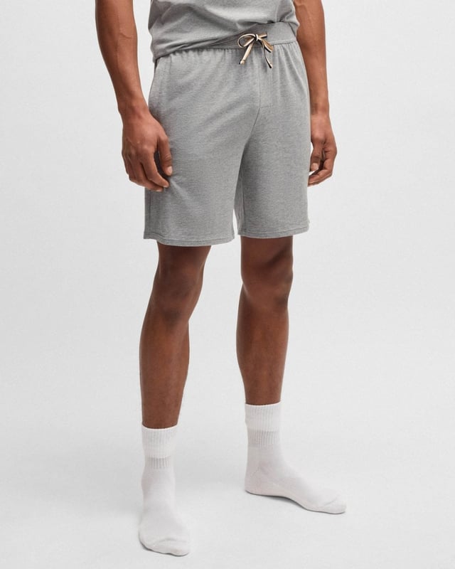 Signature pyjama shorts blended with stretch by BOSS. Printed with a logo on the left leg, this design is the ultimate in comfort.
95% Cotton, 5% Elastane
50515394