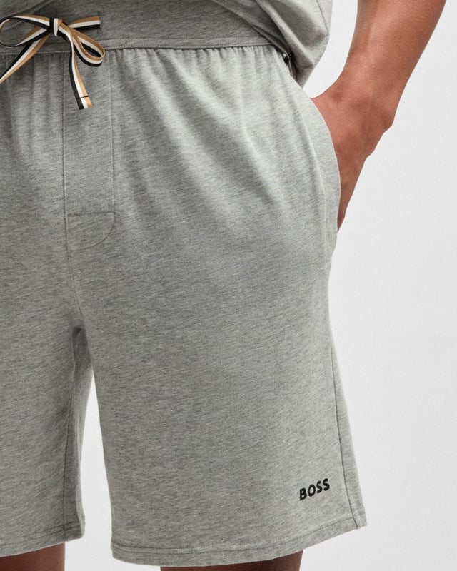 Signature pyjama shorts blended with stretch by BOSS. Printed with a logo on the left leg, this design is the ultimate in comfort.
95% Cotton, 5% Elastane
50515394