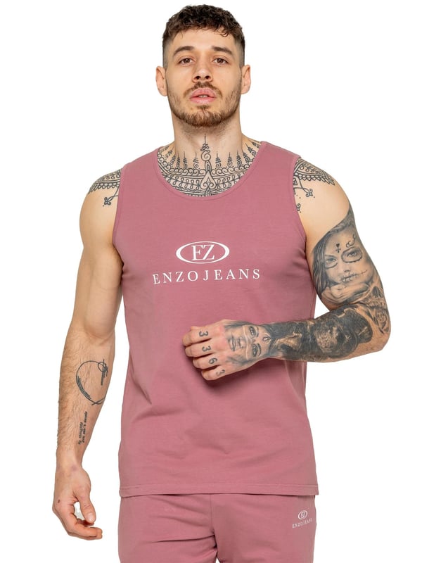 El chaleco de gimnasio para hombre de Enzo está diseñado para ofrecer comodidad y rendimiento todos los días. Con un ajuste regular, este chaleco sin mangas ofrece un look relajado pero estiloso. La impresión de Enzo Jeans en el pecho añade un toque audaz, mientras que el material elástico y la tela de lycra garantizan flexibilidad y libertad de movimiento. Terminada con un dobladillo cosido para mayor durabilidad, esta prenda deportiva es perfecta para entrenamientos, capas o uso casual.