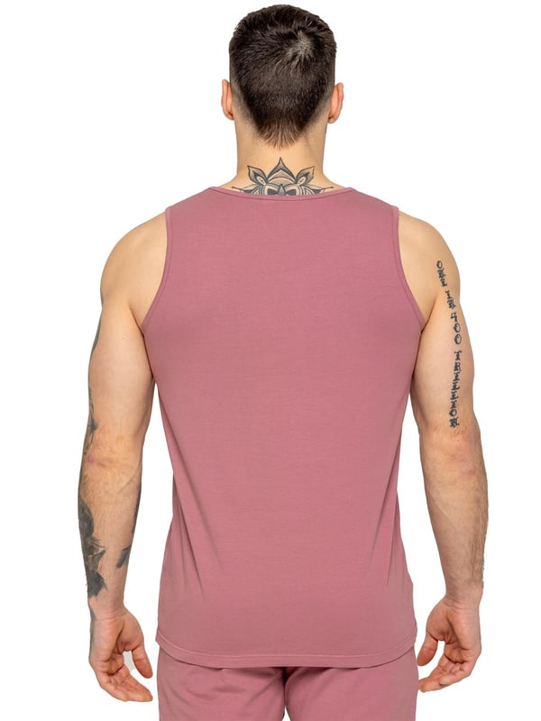 El chaleco de gimnasio para hombre de Enzo está diseñado para ofrecer comodidad y rendimiento todos los días. Con un ajuste regular, este chaleco sin mangas ofrece un look relajado pero estiloso. La impresión de Enzo Jeans en el pecho añade un toque audaz, mientras que el material elástico y la tela de lycra garantizan flexibilidad y libertad de movimiento. Terminada con un dobladillo cosido para mayor durabilidad, esta prenda deportiva es perfecta para entrenamientos, capas o uso casual.
