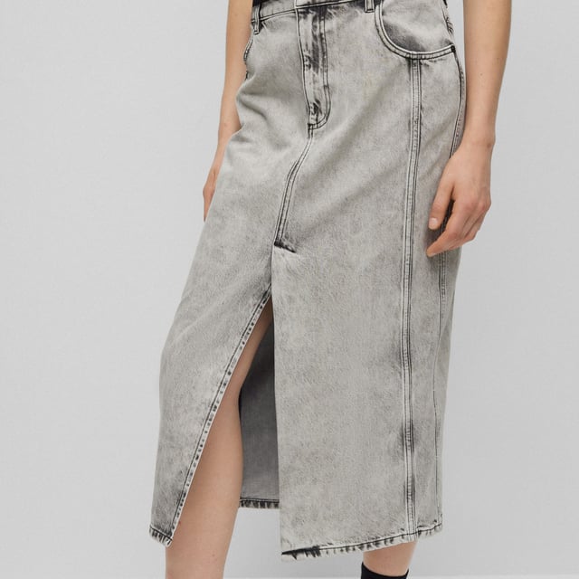 Midi skirt - high rise - High front slit - Slight abrasions - Grindings on hemline - Special bleach wash - Seaming details